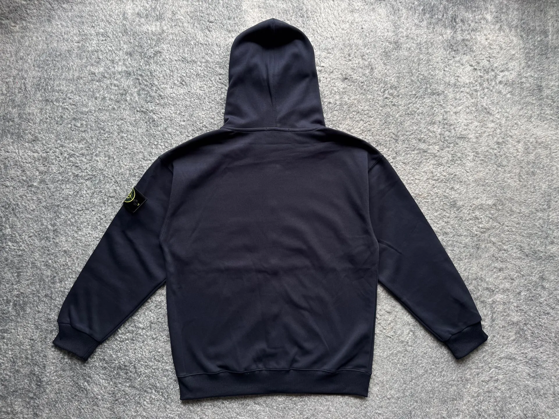 P186 STONE ISLAND Classic solid color casual hooded zipper long-sleeved spring and autumn sweatshirt jacket, same style for men and women. Stone Island hooded zipper sweatshirt, the outer seam design is the highlight, the details are interesting but not too high-profile. The black bottom is paired with a silver zipper. The overall look is low-key and neat, and the texture is very online. The version is relatively loose, making it very comfortable to wear. The style is more relaxed and does not pick on people or occasions. It looks very stylish when worn alone, and it’s totally OK when paired with a T-shirt. It is versatile when paired with jeans or khakis. It is casual and not sloppy. It can be easily used for commuting, parties and daily life. It is the kind of item that is often worn in the wardrobe but is reluctant to change. Color: Black Gray Navy Size Clothes length Shoulder width Bust Sleeve length Recommended weight S 69 56 54 54 115-130 M 71 59 57 55 130-155 L 73 62 60 56 155-175 XL 75 65 63 57 175-200